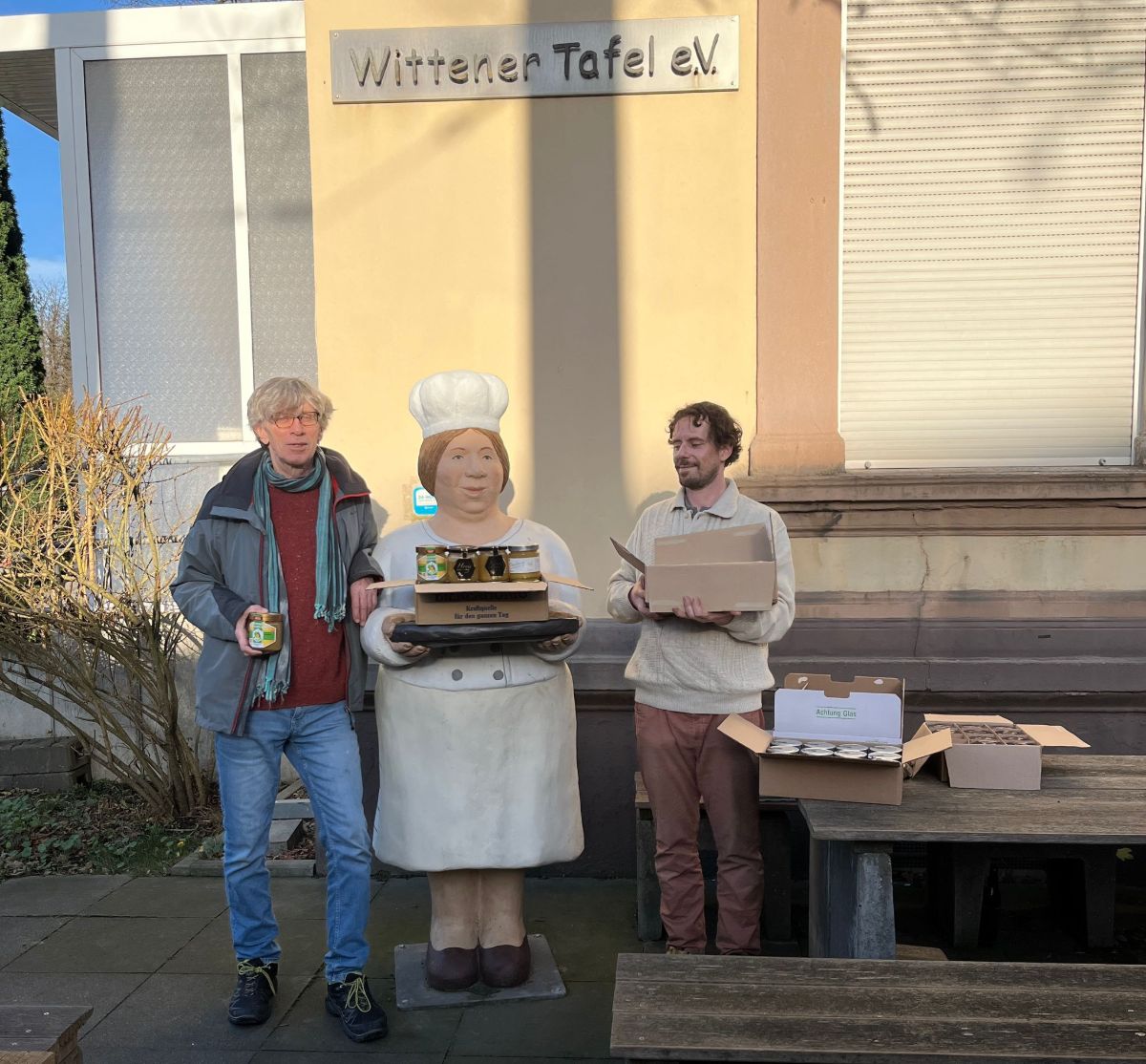 Martin Halberstadt übergibt die Honigspende an Dominic Paulus von der Wittener Tafel